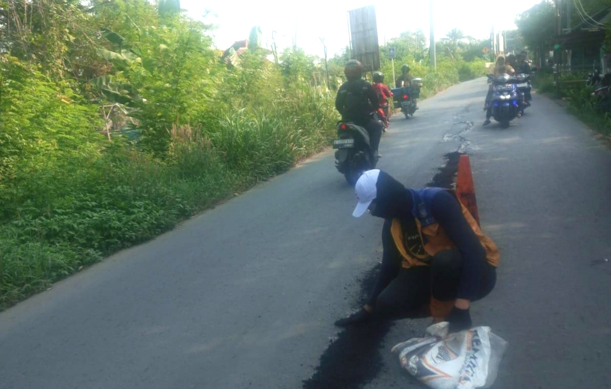 Tim Unit Reaksi Cepat SDABMBK Kabupaten Bekasi Perbaiki Jalan Berlubang di Tambun Utara