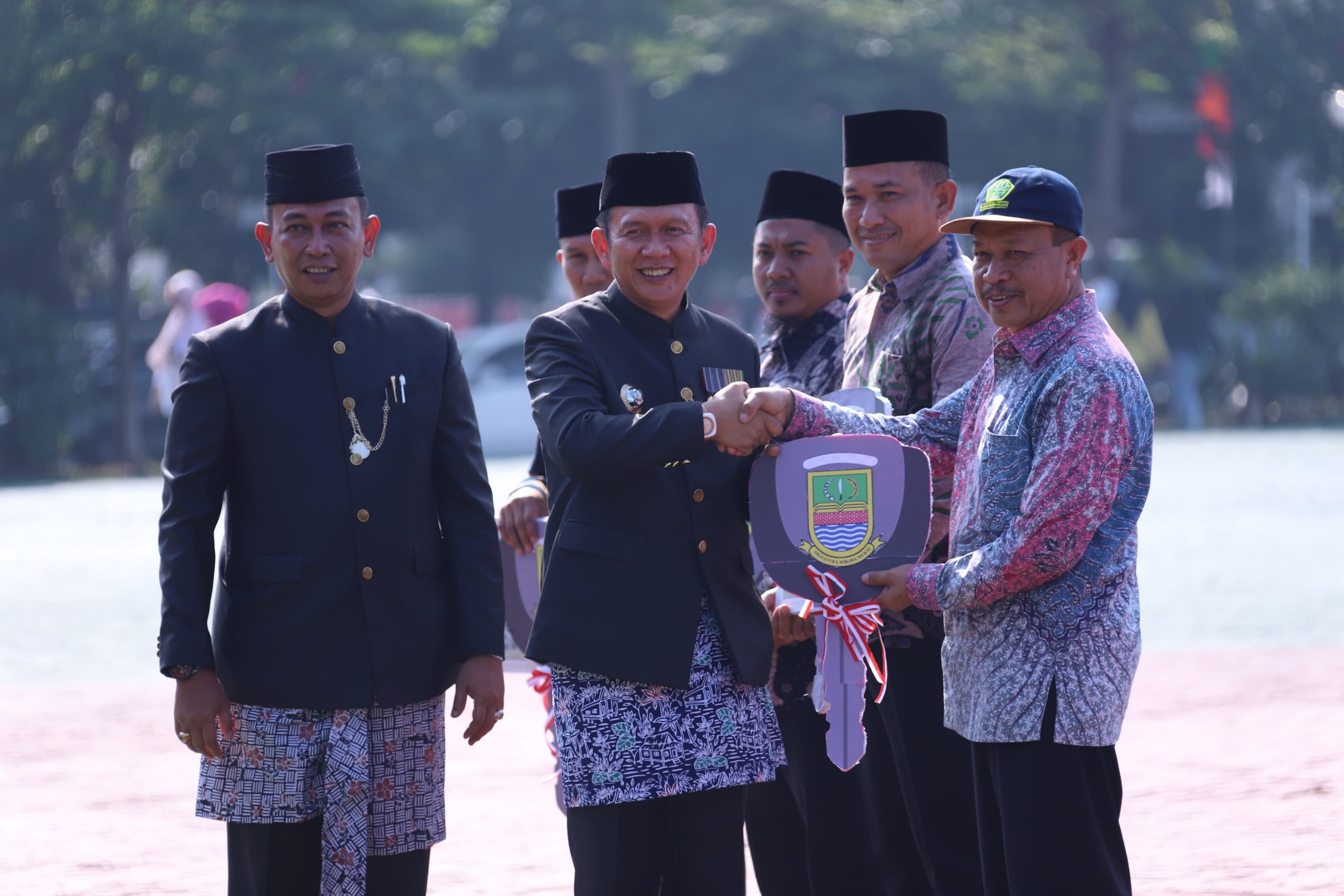 Pemerintah Kabupaten Bekasi Serahkan 18 Unit Baktor kepada Forum Bank Sampah dalam Rangka Hari Jadi Kabupaten Bekasi ke-74