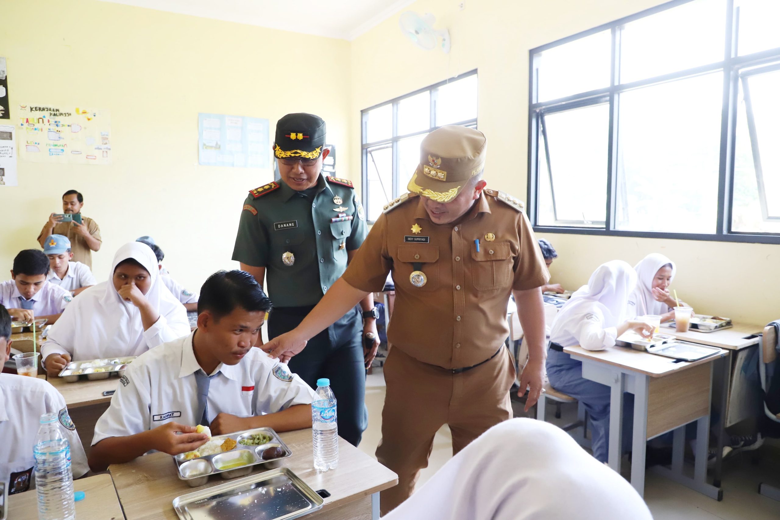 Uji Coba Makan Bergizi Gratis di Pebayuran, Pj Bupati Harapkan Cetak Generasi Sehat dan Berdaya Saing