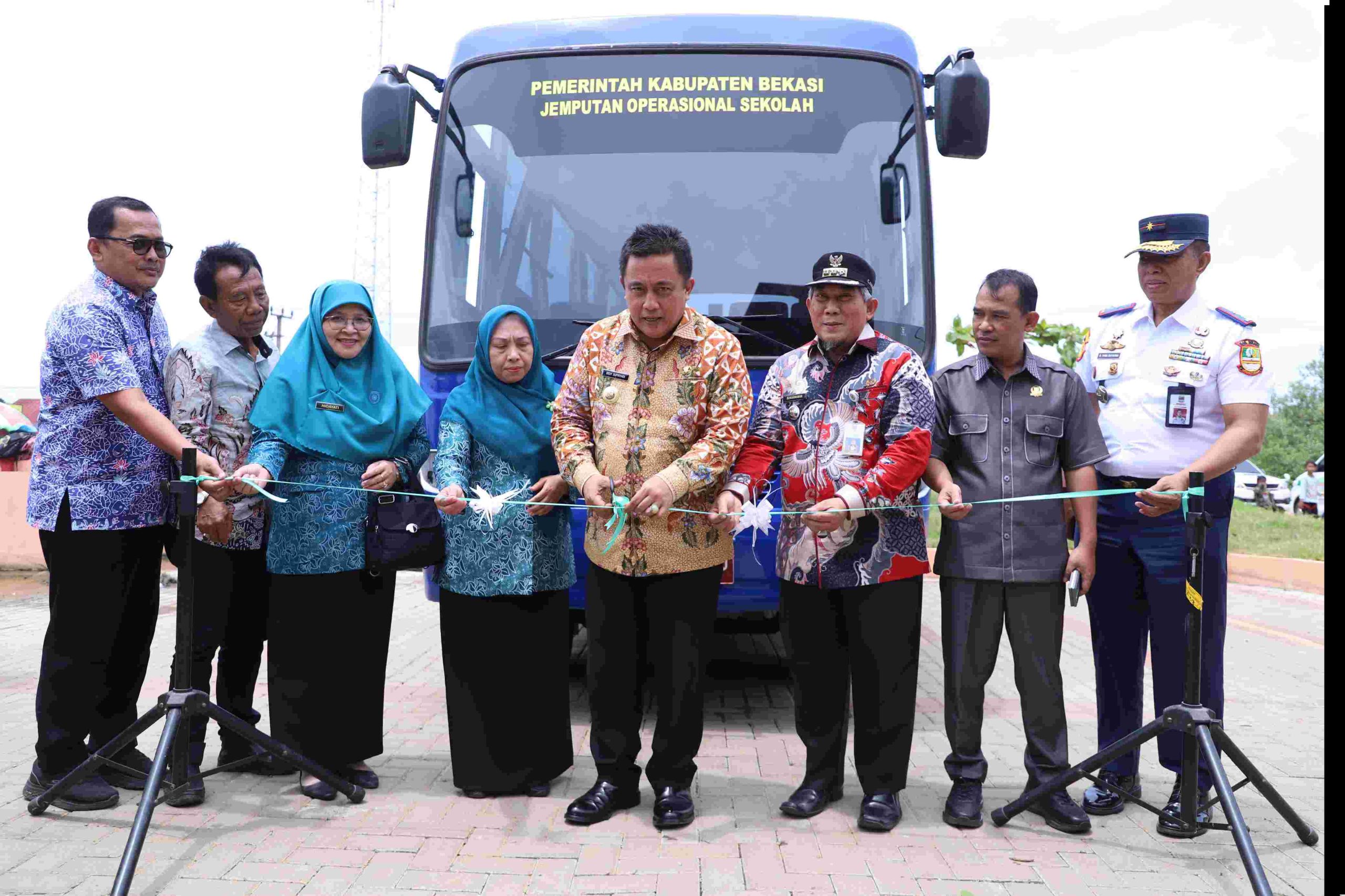 Pj Bupati Bekasi Resmikan Layanan Bus Sekolah dan Taman Aku Hati PKK di Kecamatan Muaragembong