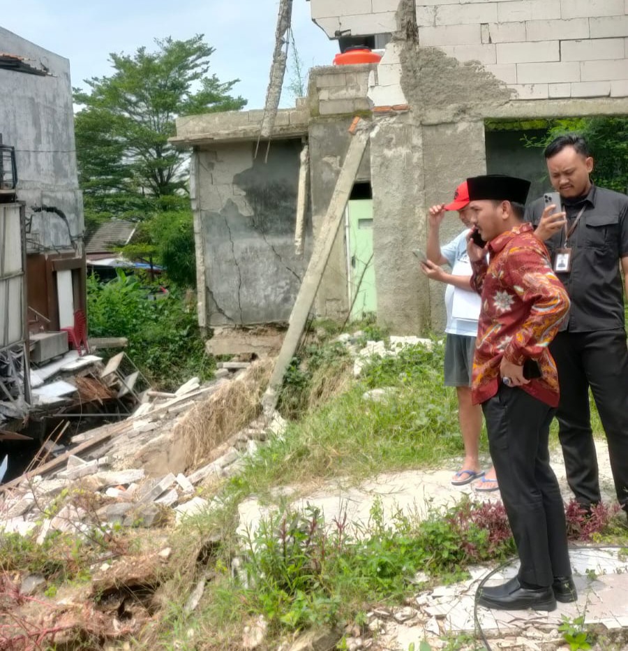 Bupati Bekasi Tinjau Longsor di Astom Residence, Desak Pembangunan Turap Segera Dilakukan