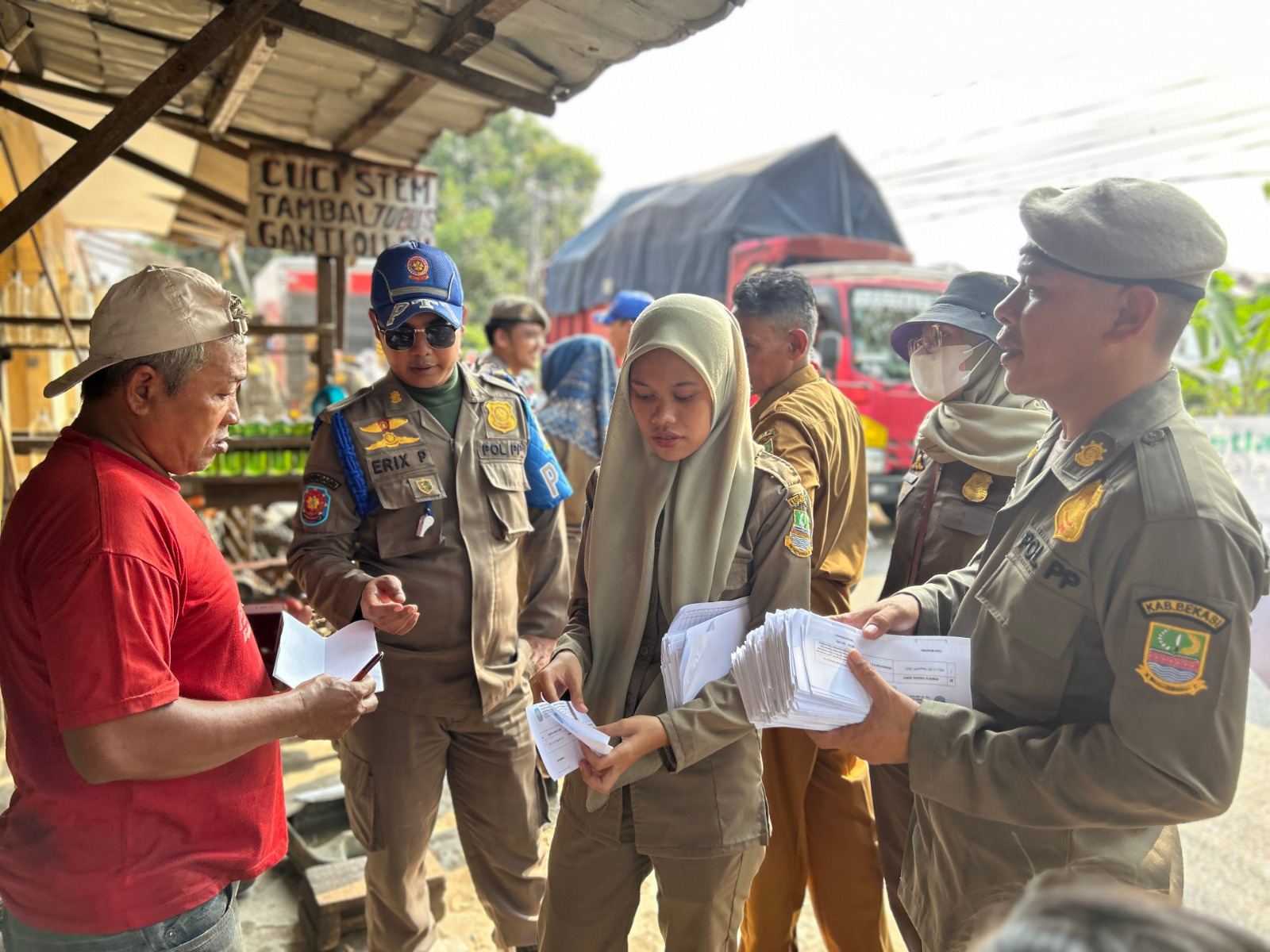 200 Bangunan di Bantaran Kali Tambun Selatan Dibongkar Mandiri, Satpol PP Tegaskan Tak Ada Ganti Rugi