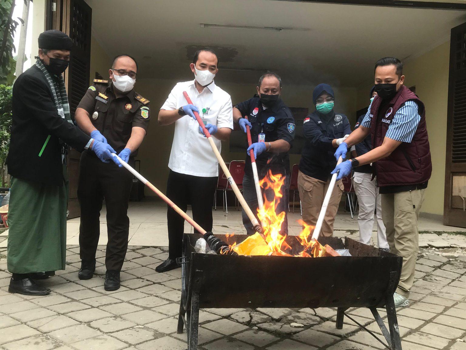 Satresnarkoba Polres Metro Bekasi Musnahkan Ratusan Gram Narkotika Hasil Operasi 2024-2025