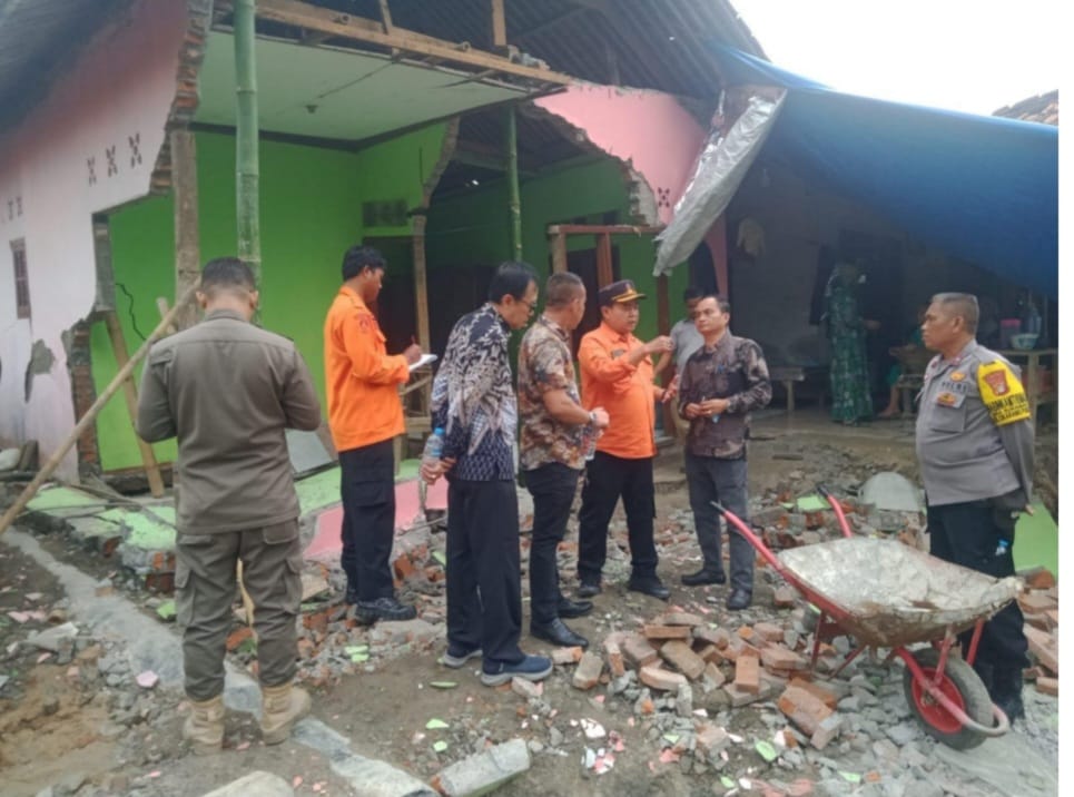 BPBD Kabupaten Bekasi Asesmen Bencana Tanah Bergerak di Sukamahi, Tiga Rumah Rusak Berat