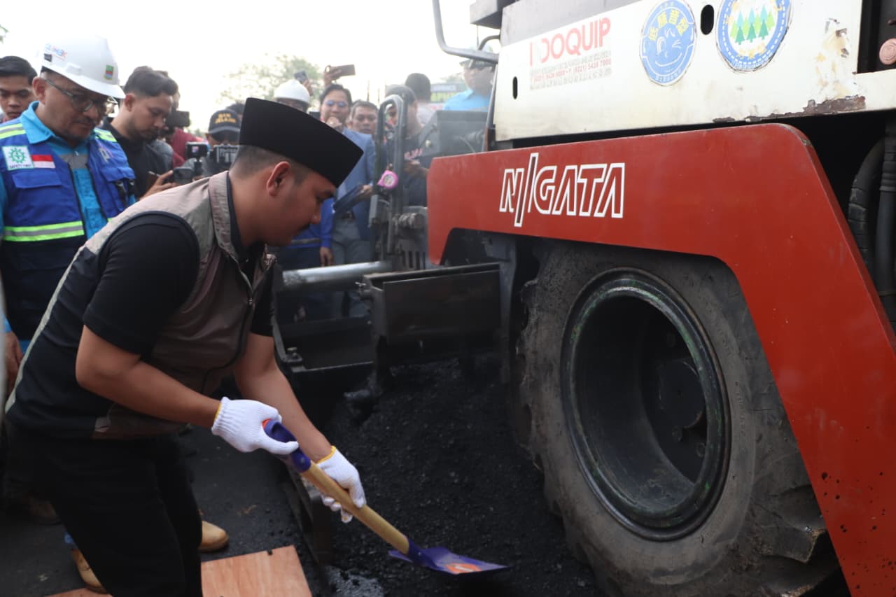 Bupati Bekasi Resmikan Pelebaran Exit Tol Gabus dan Uji Coba Aspal Plastik “Asli Cantik”