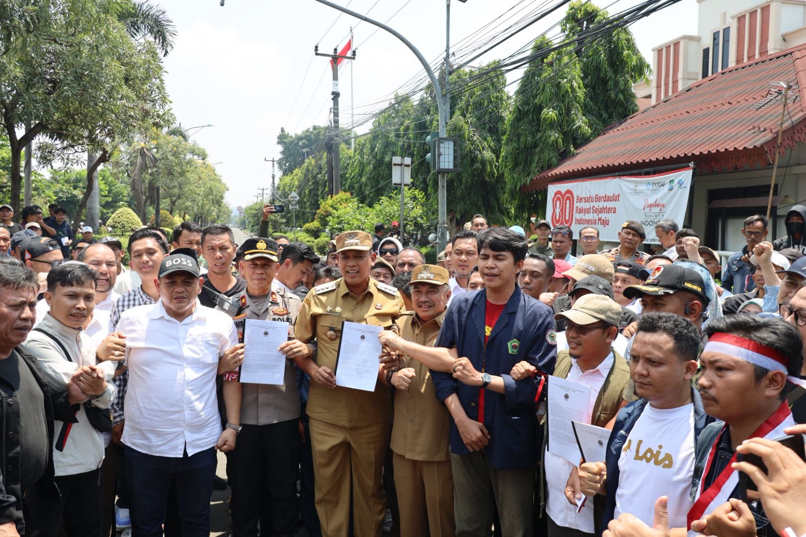 Wali Kota Bekasi dan Forkopimda Temui Massa Aksi, Tegaskan Komitmen Anti Anarkis dan Anti Korupsi