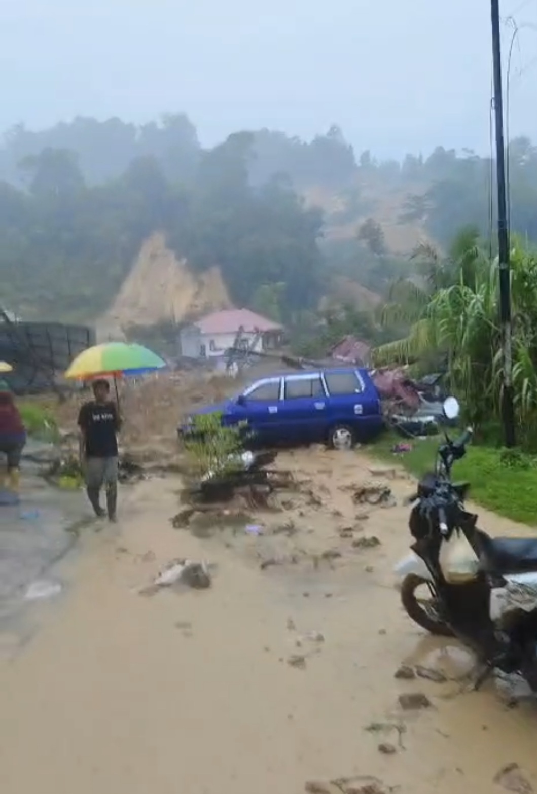 Banjir Bandang dan Longsor Terjang Tujuh Kabupaten/Kota di Sumut, Akses Jalan dan Jembatan Terputus