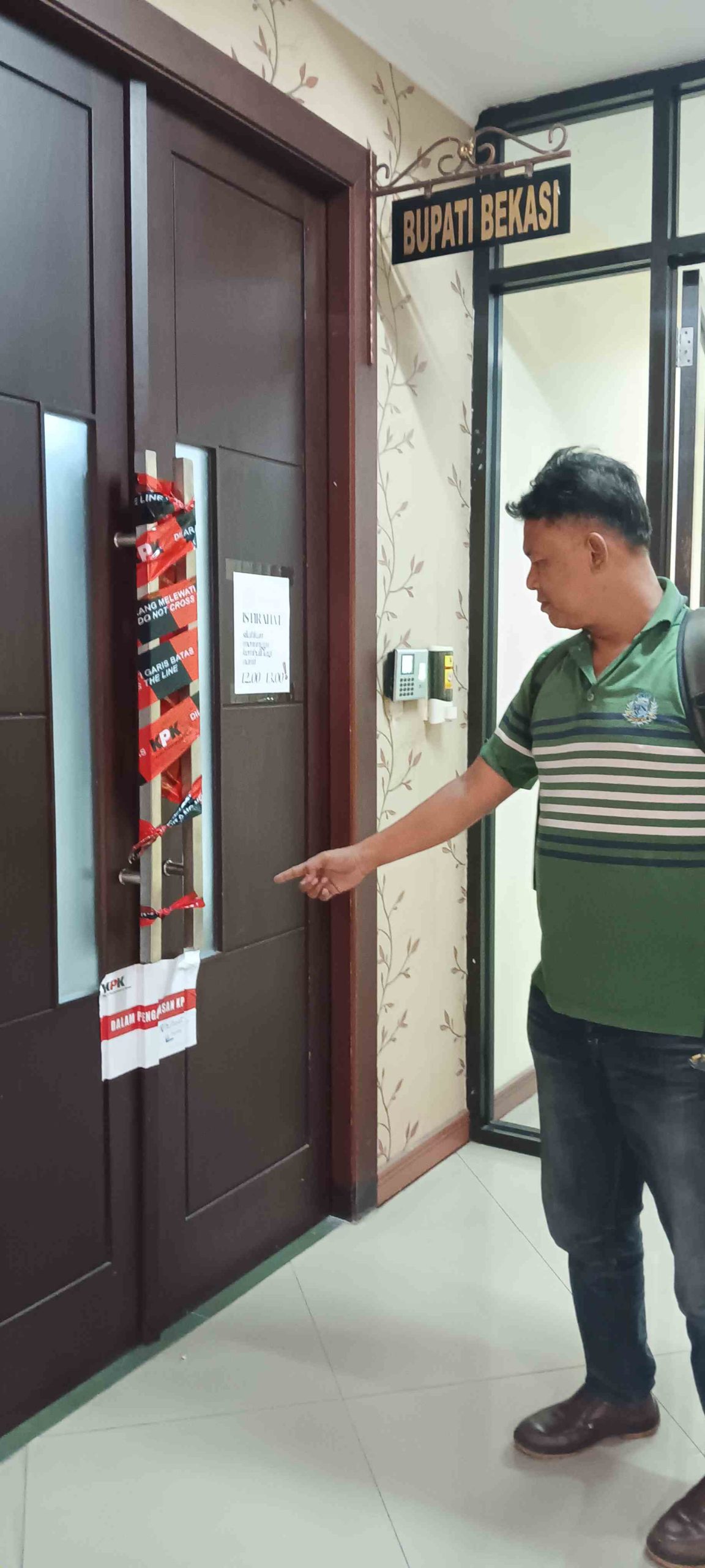 Diduga Terjaring OTT, KPK Segel Ruang Kerja Bupati Bekasi