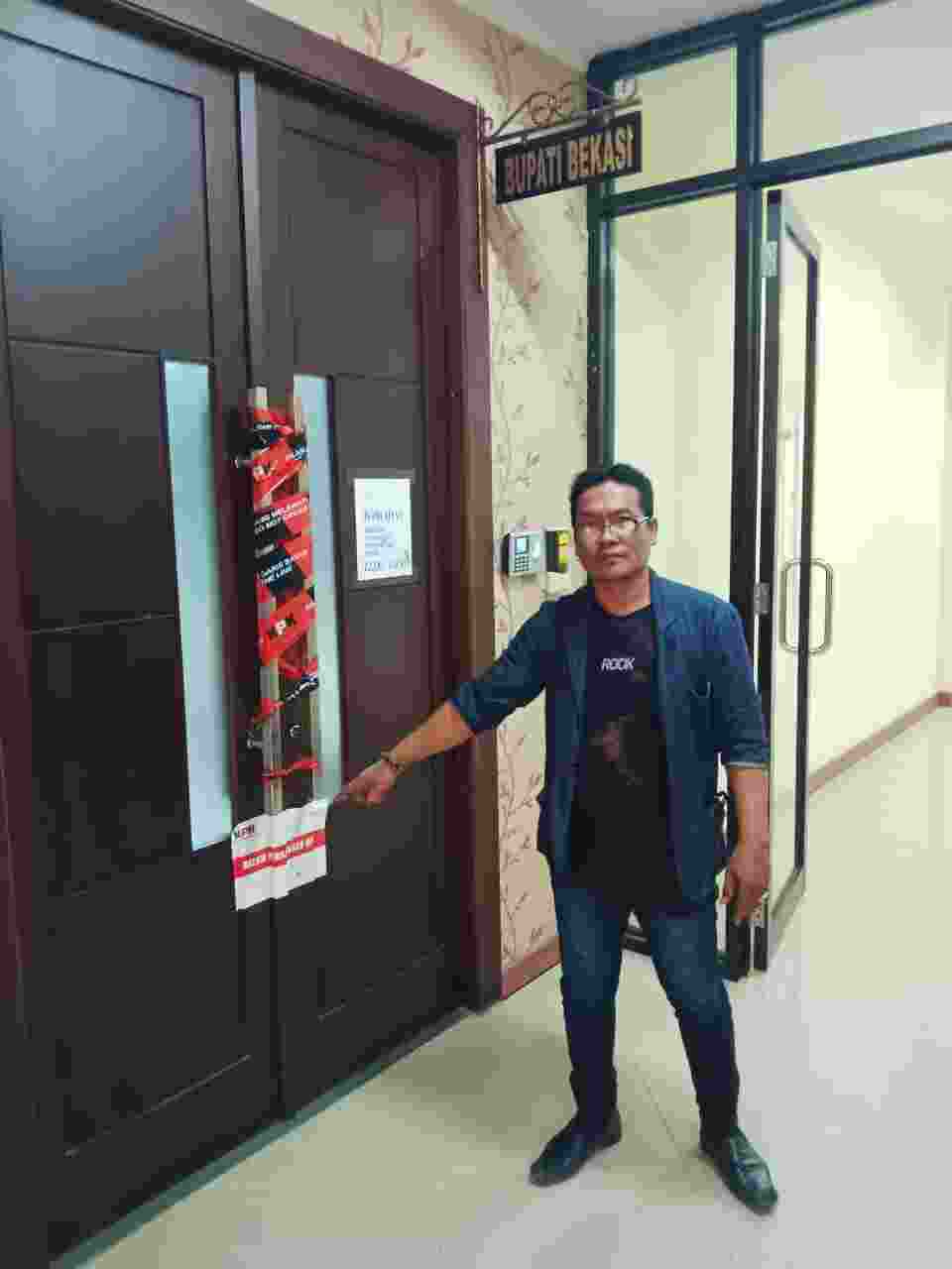 KPK Segel Ruang Kerja Bupati Bekasi, Diduga Terkait OTT