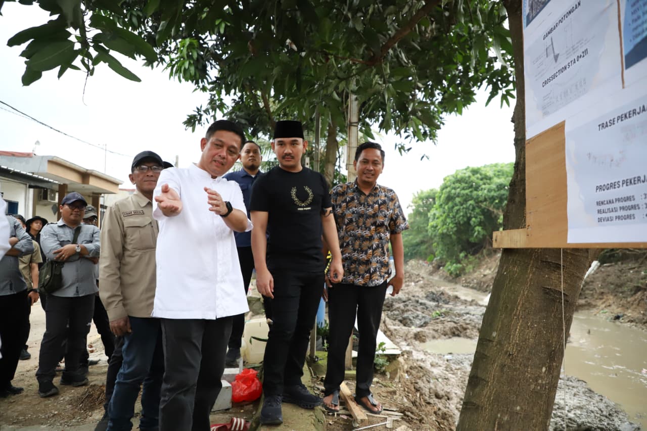Bupati Bekasi Tinjau Progres Tanggul Sungai Cikadu dan Jalan Lingkungan di Cikarang Selatan