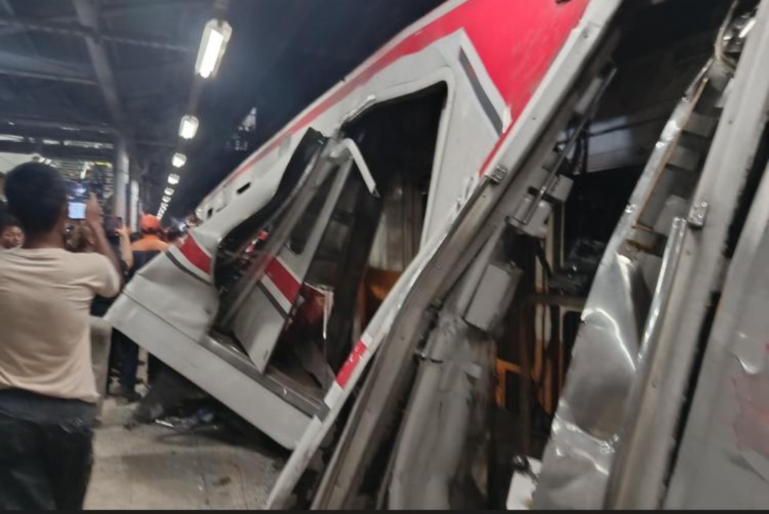 KRL Bekasi–Jakarta dan KA Argo Bromo Anggrek Tabrakan di Stasiun Bekasi Timur, Sejumlah Penumpang Terluka