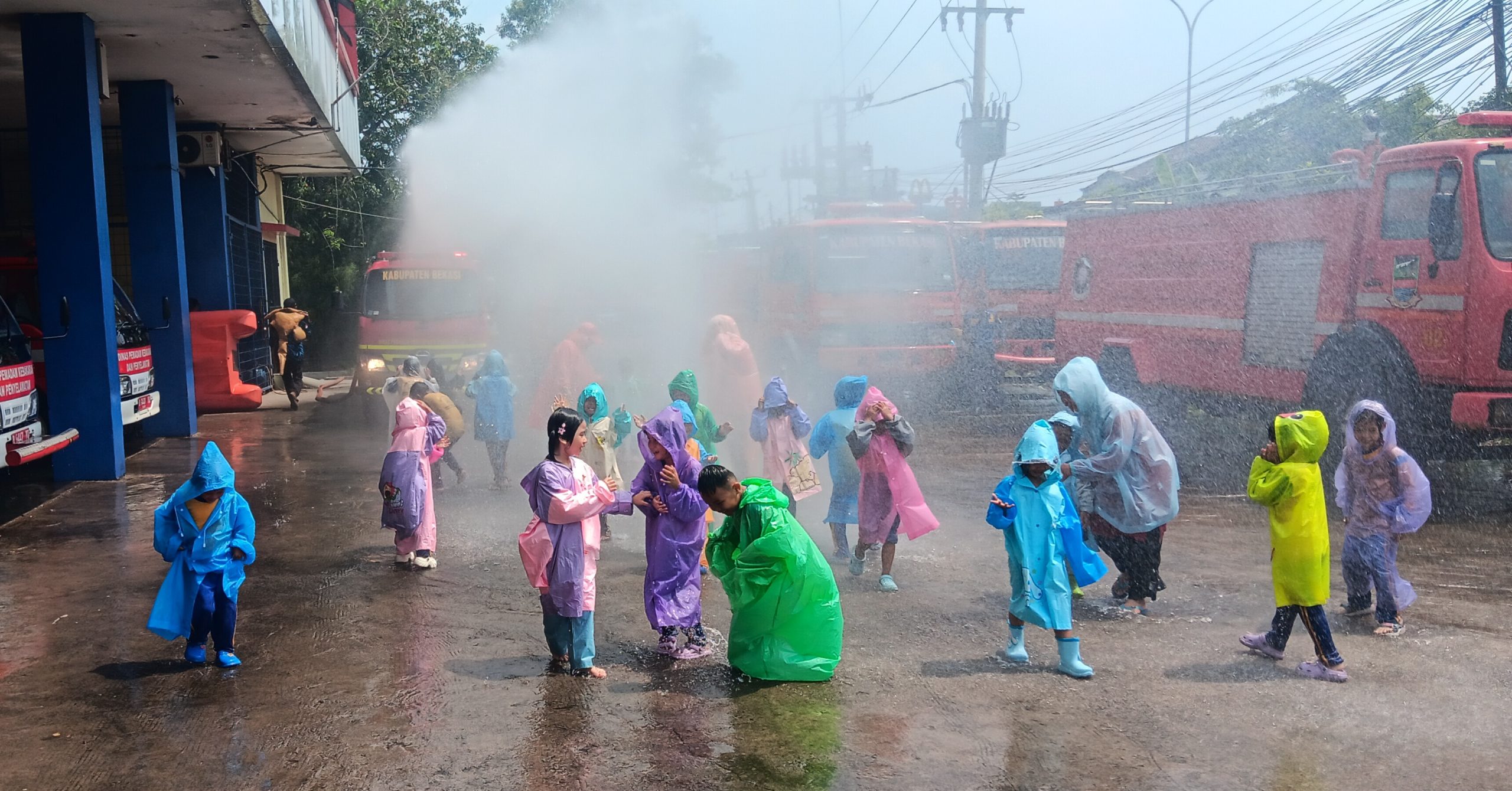 Damkar Kabupaten Bekasi Kenalkan Profesi Pemadam Kebakaran kepada Anak Usia Dini