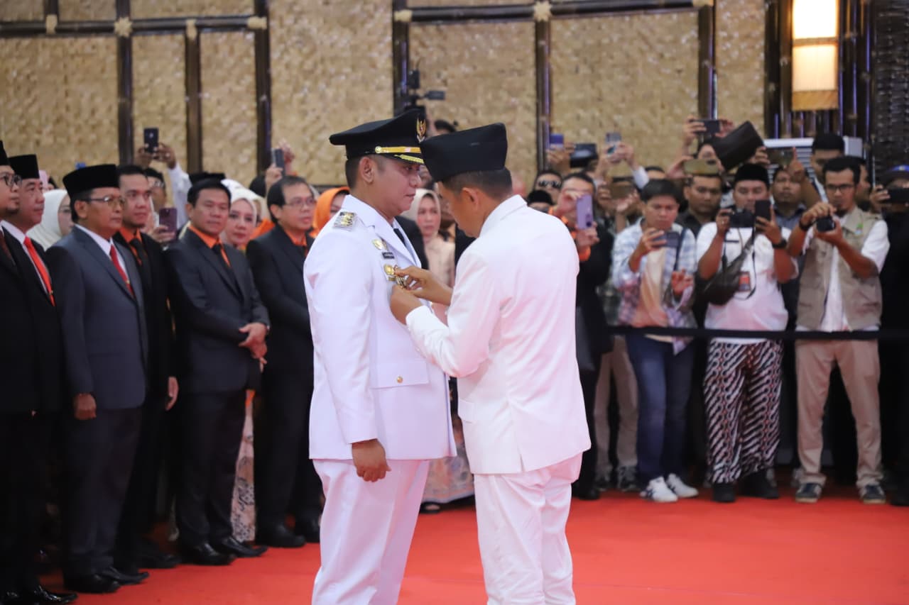 Resmi Dilantik, Dedi Mulyadi Titipkan PR Besar kepada Asep: Bekasi Harus Kinclong, Jalan Mulus, Sekolah Bagus